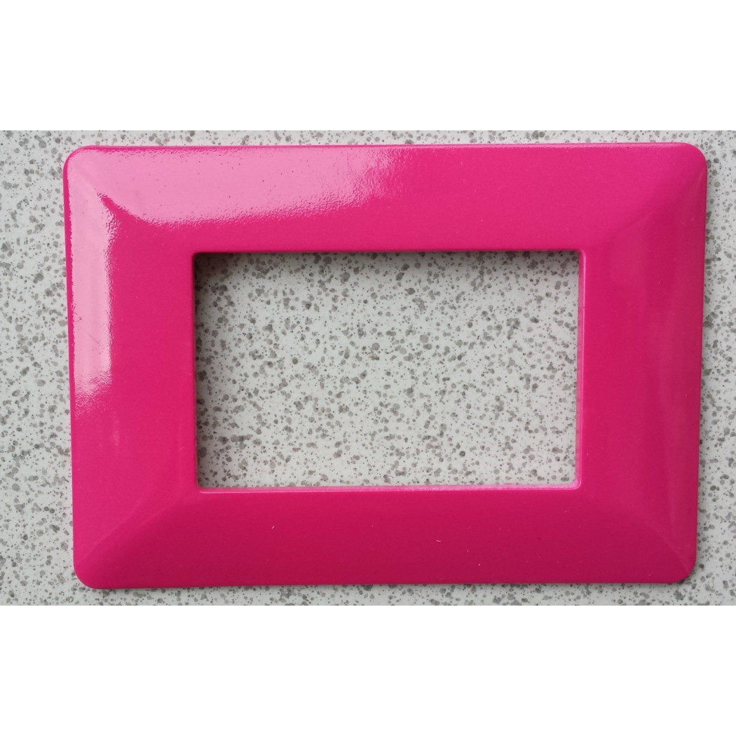 foto del prodotto trade shop placchette placche in abs per serie matix bticino compatibile 3 4 6 moduli color fucsia 6 fori 
