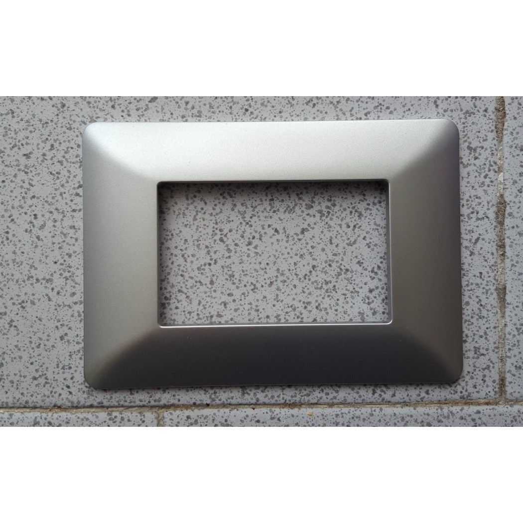 foto del prodotto trade shop placchette placche in abs per serie matix bticino compatibile 3 4 6 moduli color grigio chiaro 4 fori 