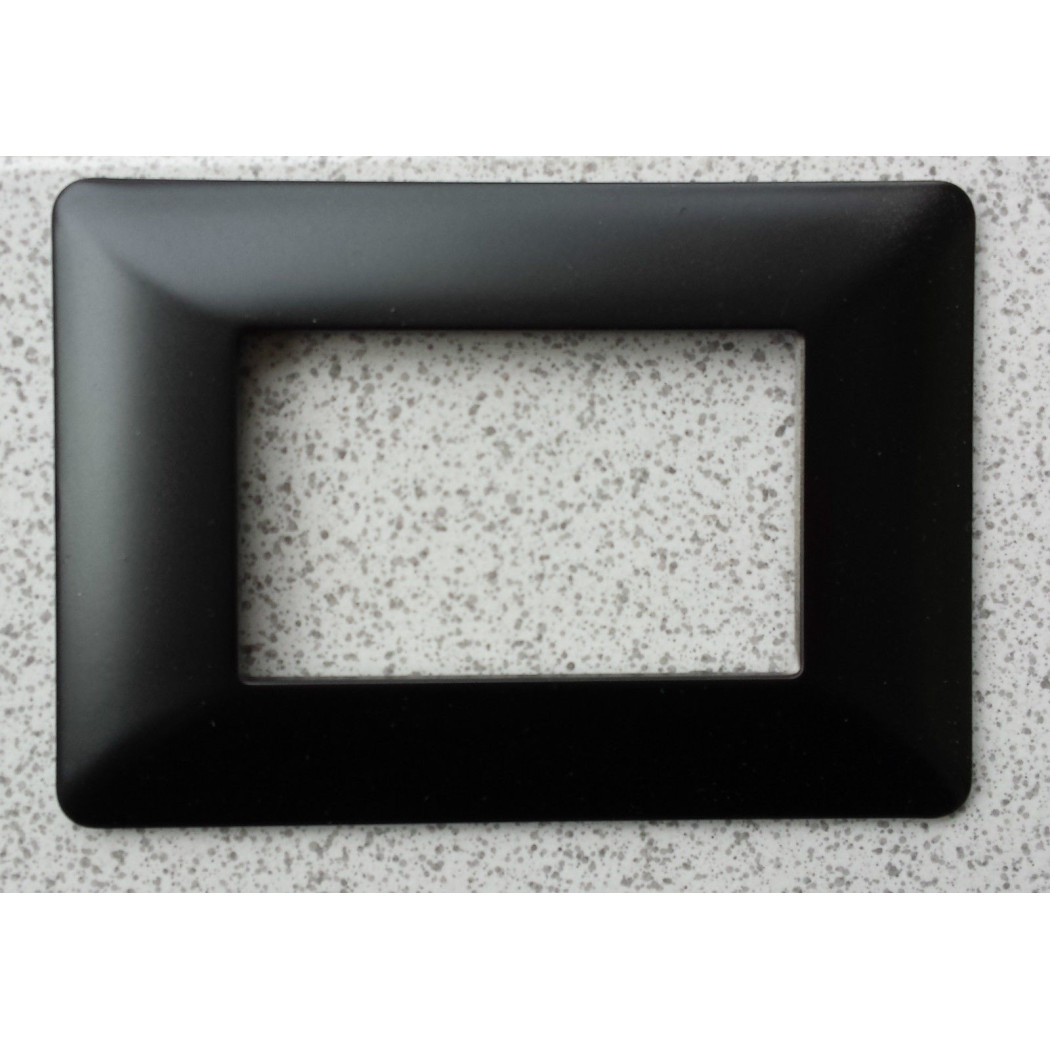foto del prodotto trade shop placchette placche in abs per serie matix bticino compatibile 3 4 6 moduli color nero opaco 3 fori 