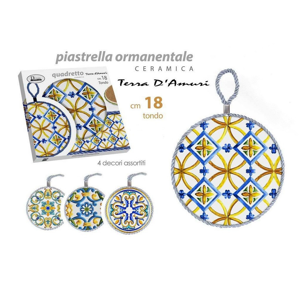 foto del prodotto trade shop quadro quadretto tonda 18cm ceramica terra d amuri con cordino decori ass. 816543 