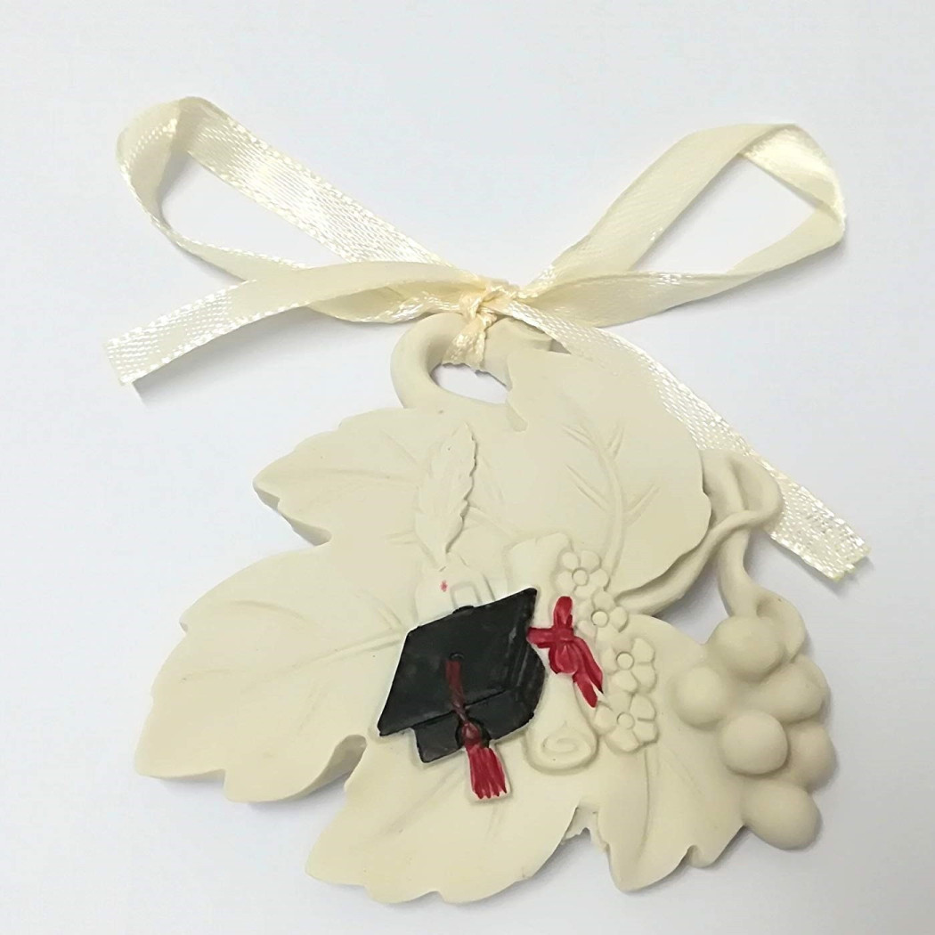 foto del prodotto trade shop set 12 pezzi bomboniera bomboniere cappello laurea 7x7cm foglia foglie appendino 