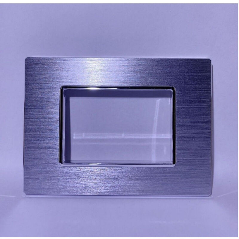 foto del prodotto trade shop traesio placca luxury 3 4 6m in metallo satinato argento compatibile con bticino axolute 3 fori 