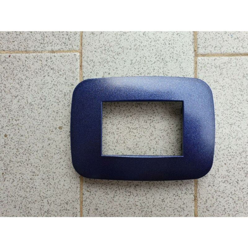 foto del prodotto trade shop traesio placca placchetta placchette compatibili per serie axolute bticino colorate fori blu metallizzato 3 fori 
