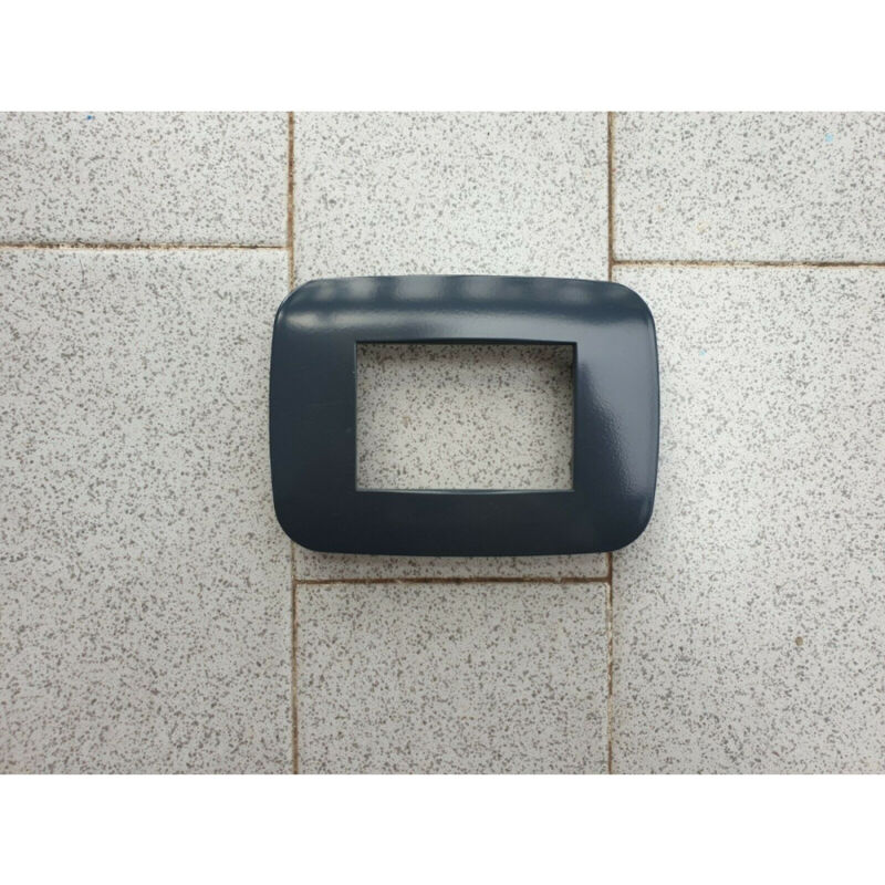foto del prodotto trade shop traesio placca placchetta placchette compatibili per serie axolute bticino colorate fori grigio scuro 3 fori 