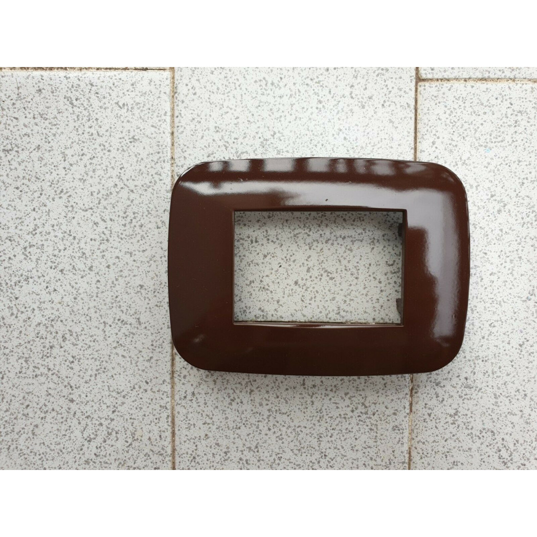 foto del prodotto trade shop traesio placca placchetta placchette compatibili per serie axolute bticino colorate fori marrone 7 fori 