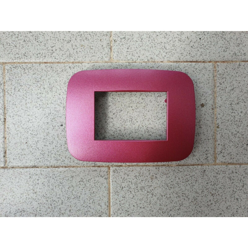 foto del prodotto trade shop traesio placca placchetta placchette compatibili per serie axolute bticino colorate fori rosa metallizzato 3 fori 