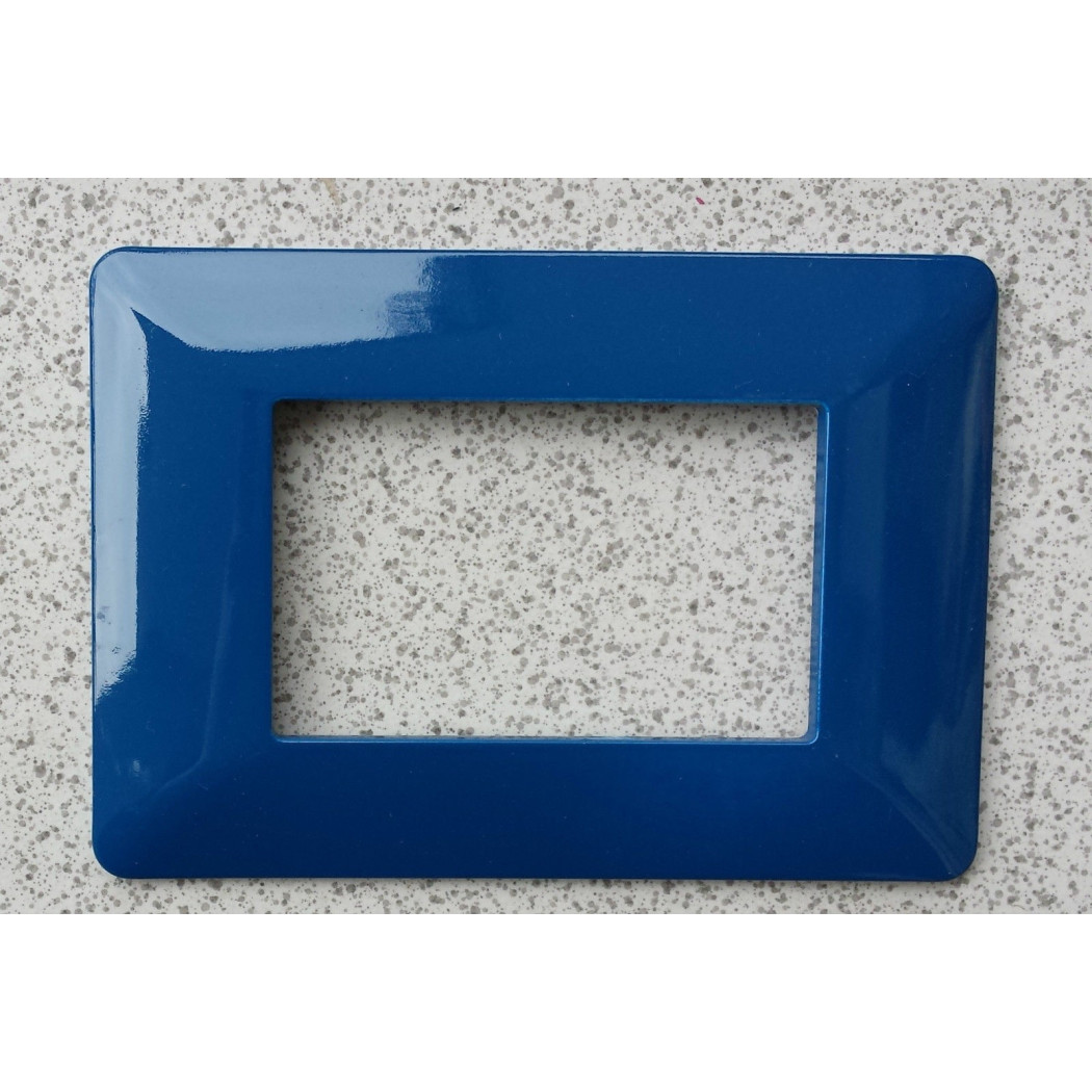 foto del prodotto trade shop traesio placchette placche in abs per serie matix bticino compatibile 3 4 6 moduli color blu 6 fori 
