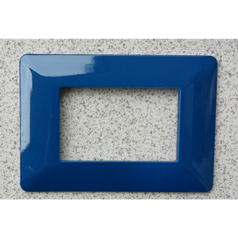 foto del prodotto trade shop traesio placchette placche in abs per serie matix bticino compatibile 3 4 6 moduli color blu cielo 4 fori 