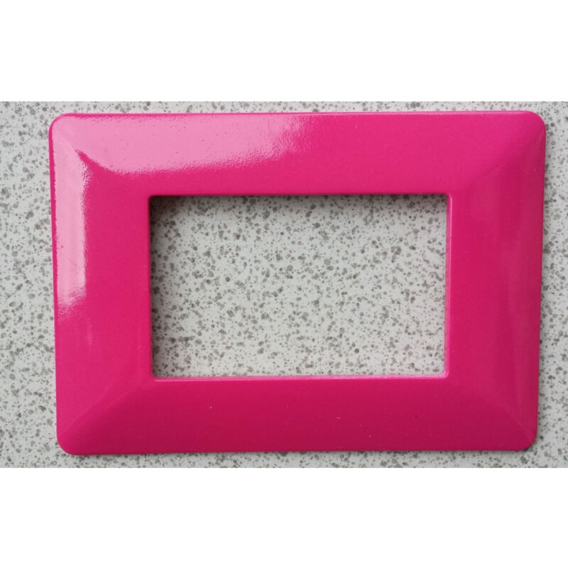 foto del prodotto trade shop traesio placchette placche in abs per serie matix bticino compatibile 3 4 6 moduli color fucsia 4 fori 