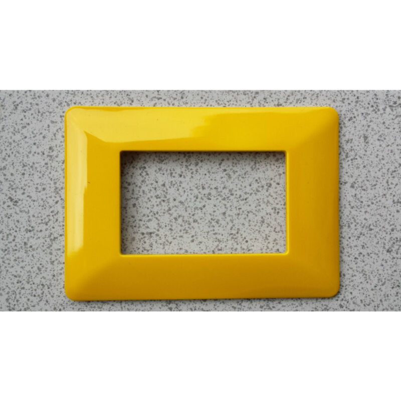 foto del prodotto trade shop traesio placchette placche in abs per serie matix bticino compatibile 3 4 6 moduli color giallo 4 fori 