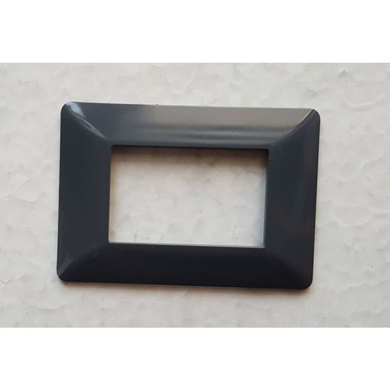 foto del prodotto trade shop traesio placchette placche in abs per serie matix bticino compatibile 3 4 6 moduli color nero 3 fori 