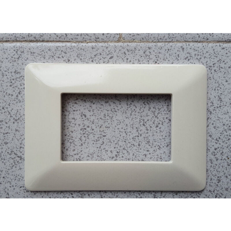 foto del prodotto trade shop traesio placchette placche in abs per serie matix bticino compatibile 3 4 6 moduli color oro lucido 3 fori 