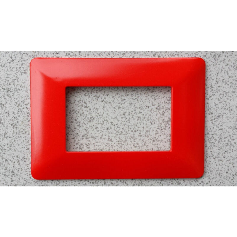 foto del prodotto trade shop traesio placchette placche in abs per serie matix bticino compatibile 3 4 6 moduli color rosso fuoco 3 fori 