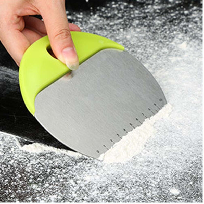 foto del prodotto trade shop traesio - tagliapasta pizza multifunzione spatola rotondo in acciaio inox con righello -