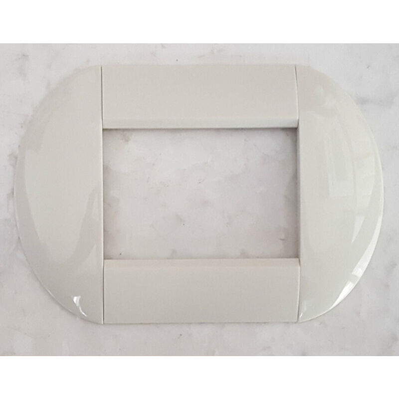 foto del prodotto traesio placca placche placchette compatibili living international light bombate bticino bianco 4 fori trade shop