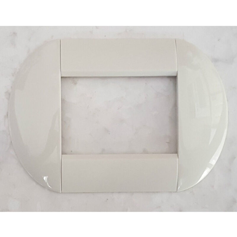 foto del prodotto traesio placca placche placchette compatibili living international light bombate bticino bianco 7 fori trade shop