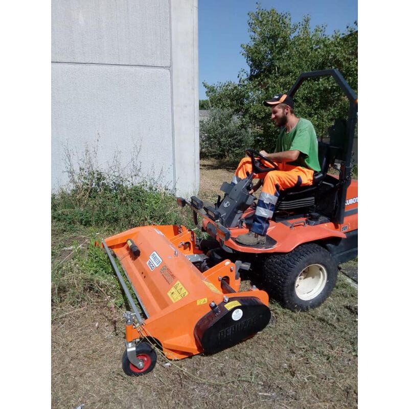 foto del prodotto trinciaerba frontale peruzzo teg special 1600 trattore agricolo kubota f3560