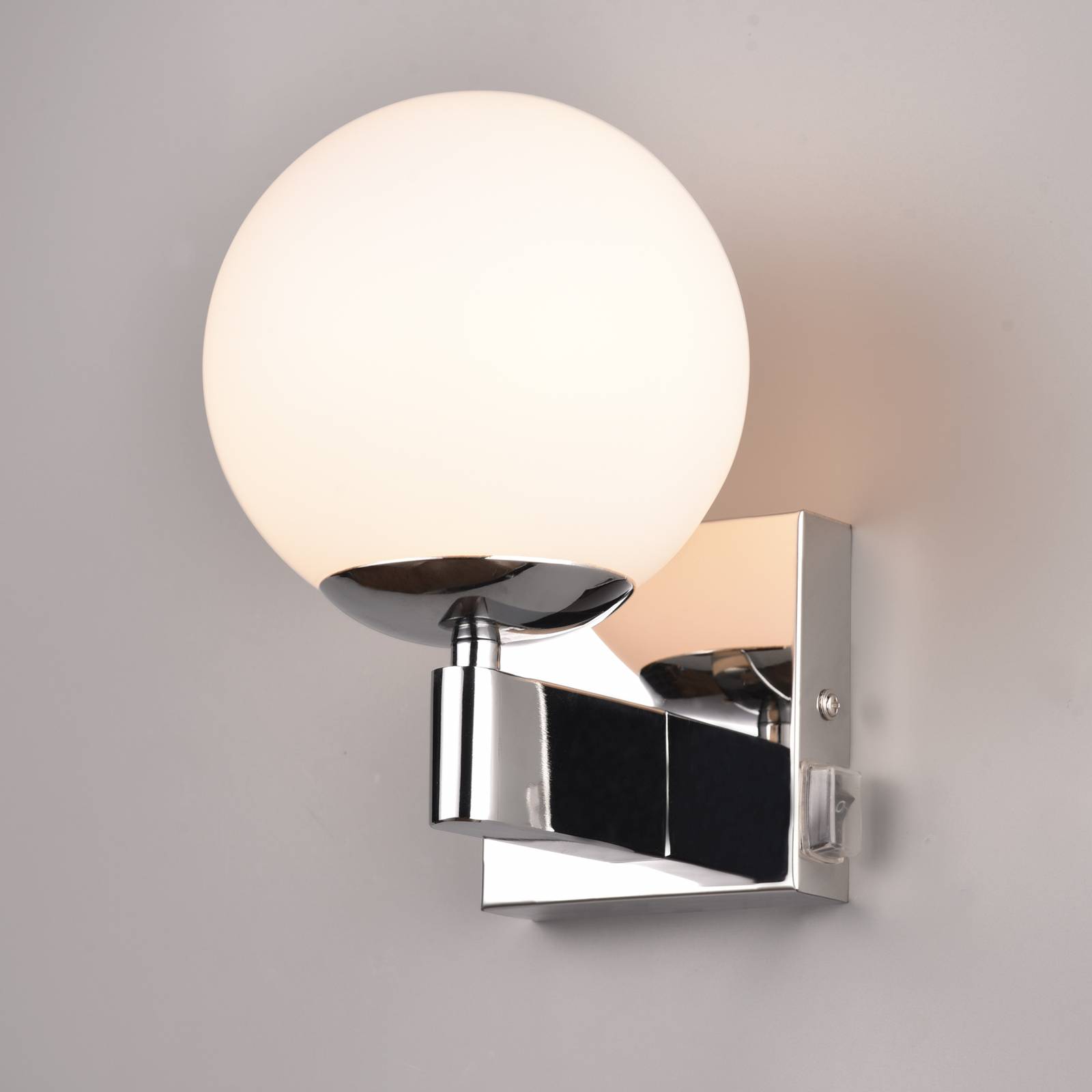 foto del prodotto trio lighting kula applique per bagno paralume vetro ip44 cromo