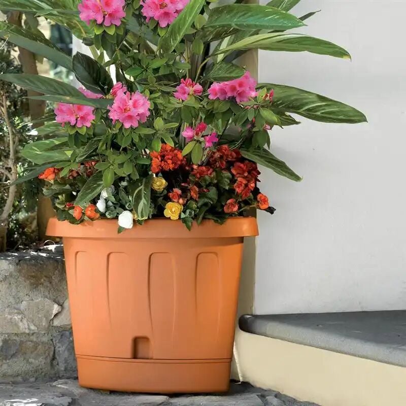 foto del prodotto vaso angolare victoria con sottovaso color terracotta 40x54xh45cm 18lt
