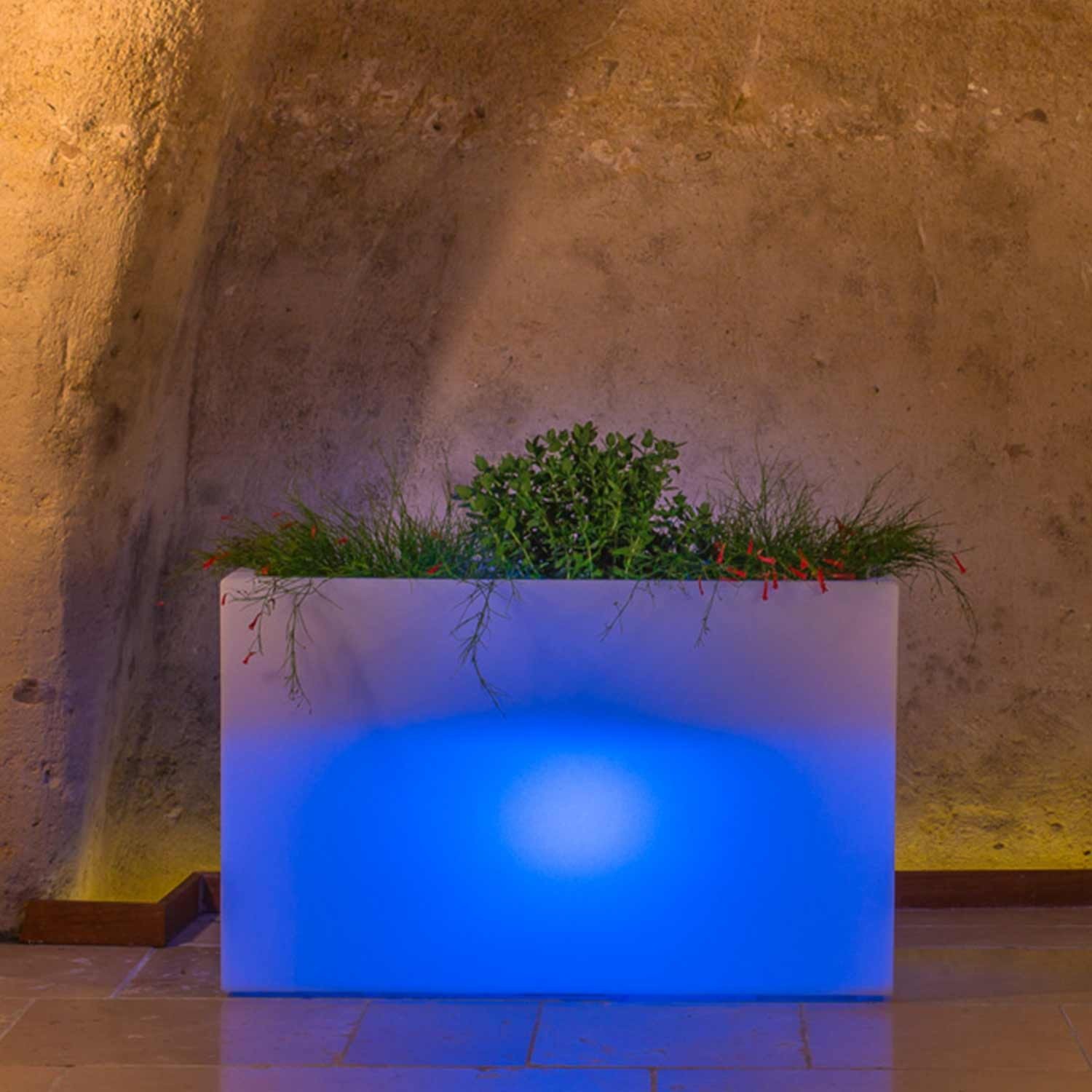 foto del prodotto vaso fioriera flowerpot in resina rettangolare 80x35 cm luce azzurra