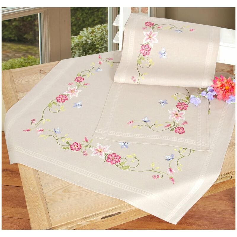 foto del prodotto vervaco kit punto croce prestampato centrotavola fiori rosa e farfalle biancheria da tavola set fai da te creativo 40 x 100 cm kit hobby creativi
