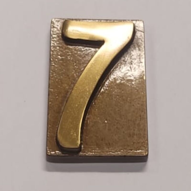 foto del prodotto vumme srl numero civico in ottone confinitura bronzata numero 7