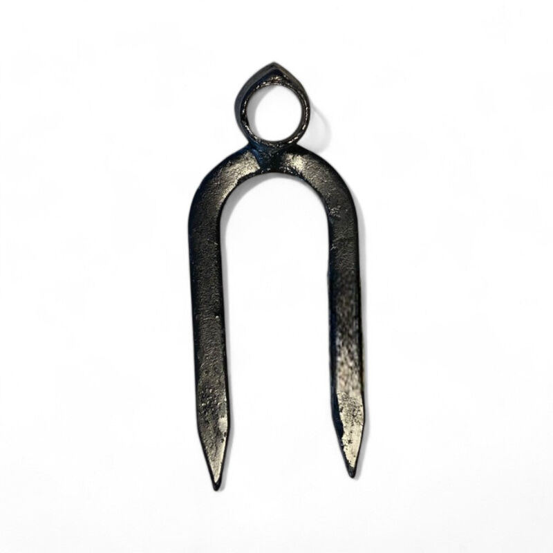 foto del prodotto zappone bidente in acciaio forgiato con occhio tondo peso 900 grammi dimensioni 13x29 cm ideale per lavori agricoli e giardinaggio